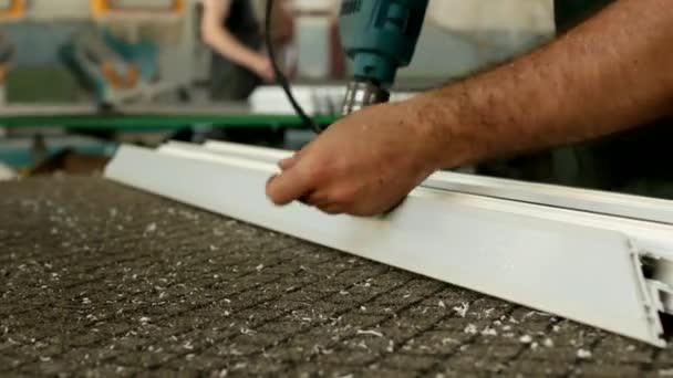 Produzione di finestre in pvc, viti di torsione maschile nel profilo in pvc per la produzione di finestre, negozi e finestre — Video Stock