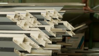 Windows üretim pvc, Erkek işçi metal profil plastik profil pvc, yakın çekim, pvc üretim ekler