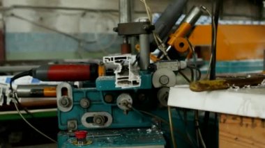 Üretim ve üretim pvc pencere, pvc pencere, yakın çekim, makine üretimi için bir matkap bir pvc profil üzerinde delik erkek işçi matkaplar