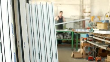 İşlem üretim montaj ve üretim Pvc Pencere, Pvc Profil Pvc Pencere daha fazla montaj için bir çalışan önlemler arka planda bitmiş ürünler ile atölye çalışması
