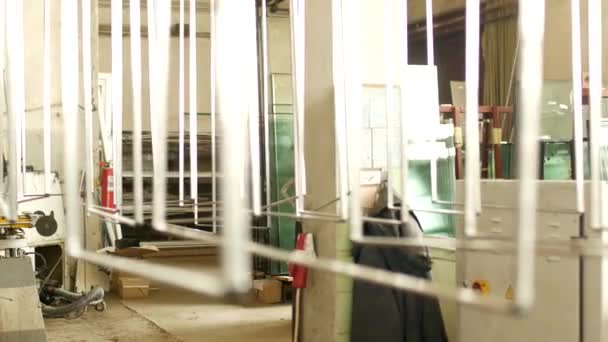 Die Werkstatt für die Herstellung und Herstellung von PVC-Fenstern, Metallrahmen hängen in der Werkstatt für die weitere Montage der Glaseinheit und PVC-Fenster, Metallrahmen — Stockvideo
