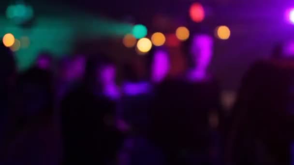 People dance and have fun in a nightclub, blurry, happy — Stock Video