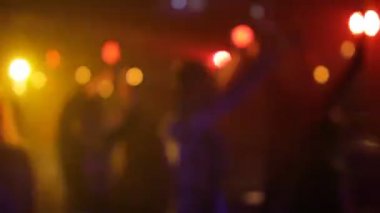 dans insanlar ve eğlenceli bir gece kulübünde, bulanık, mutlu