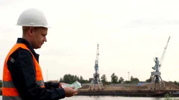 Muž boss líčí euro peníze výnosy z těžby písku řeky v přístavu — Stock video