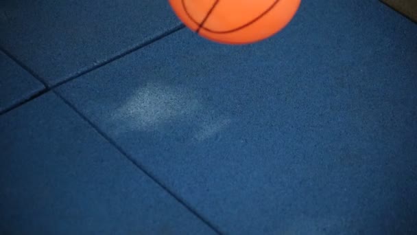 Una pelota de baloncesto salta sobre una baldosa de goma, lento mo, juego — Vídeos de Stock