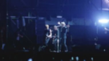 rock grubudur bir sahnede müzik festivali sırasında bulanık