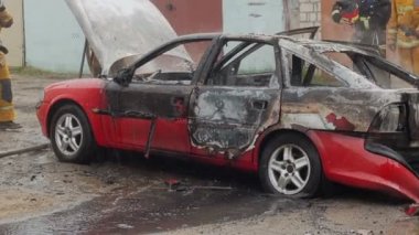 İtfaiye veya itfaiyeciler yanık bir araba su dökün
