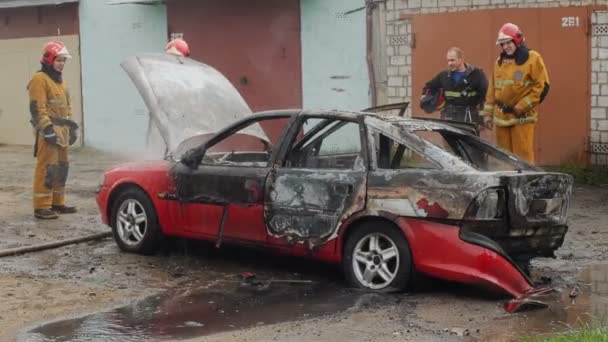 BOBRUISK, BELARUS - 25 LUGLIO 2018: vigili del fuoco o vigili del fuoco spengono auto bruciate dopo atti terroristici — Video Stock