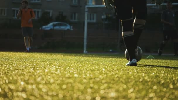 Bobruisk, Vitryssland - 9 augusti 2017: odefinierad spelaren och hans team attackerar under fotboll championship bland amatörlag — Stockvideo