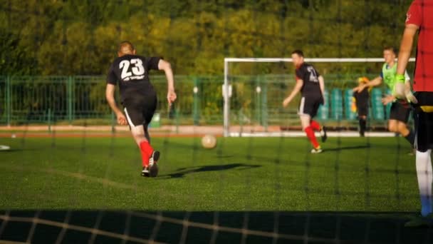 Bobruisk, Beyaz Rusya - 9 Ağustos 2017: tanımsız futbolcu amatör takımlar arasında Futbol Şampiyonası sırasında bir hedef puanları — Stok video