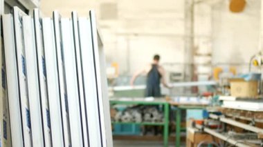 Montaj ve pvc pencereler, arka planda, bitmiş ürünler ile alışveriş imalat üretim işçi iş parçası profil makinesi, ayarlar işçi