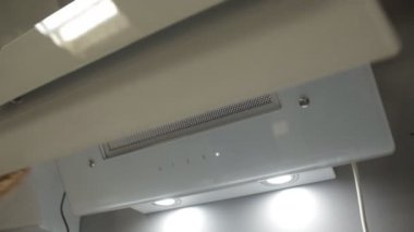 Kız düğmeleri presler bir modern şık beyaz hood, yakın çekim, Tasarım