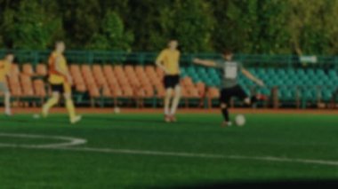 Topu, geçen futbolcu takım arkadaşı bir top hits ve puanları bir gol, kaleci özlüyor hedefi, Futbol Şampiyonası için arka plan bulanık,