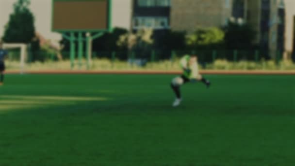 Portero no guardar una pelota y falla gol, jugador de fútbol golpea la pelota y marca un gol, campeonato de fútbol, borrosa de fondo — Vídeos de Stock