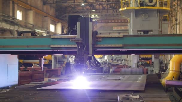 Plasmaskärning av metall, skärning av metall med laser i produktion, närbild, industrin, slow motion — Stockvideo