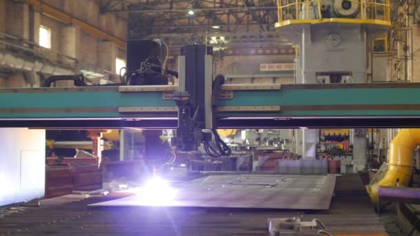 Corte a plasma de metal, corte de metal por laser na produção, close-up, indústria, câmera lenta — Vídeo de Stock