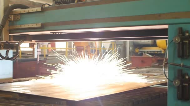 Moderna automatiska plasmaskärning av metall med laser i produktion, laserskärmaskin, närbild, långsamma-mo — Stockvideo