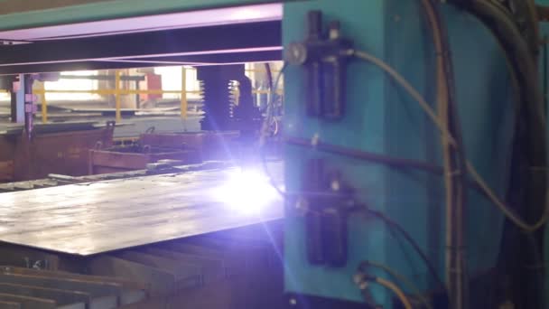 Plasmaskärning av metall, skärning av metall med laser i produktion, närbild, industrin, långsamma-mo, plasma — Stockvideo