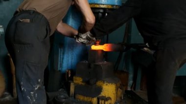 Smithy iki demirci makine oluşturmak için metal bir parça makine, sıcak metal ve smithy, ağır çekim yapmak