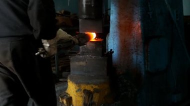 Demirhane demirci makine mühendisliği, sıcak metal ve ölçek, ağır çekim, sanayi için metal bir parça uydurandan