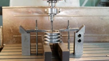 Matkap bir metal parça kasnak, yakın çekim, sanayi ile bir delik delme, sheave