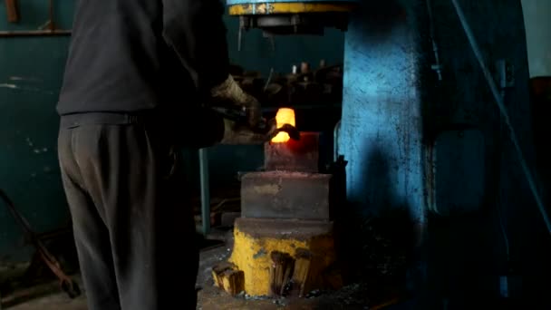 Une vieille forge, un forgeron forgeant une pièce métallique pour l'ingénierie, un métal chaud, un gros plan, une ferronnerie — Video