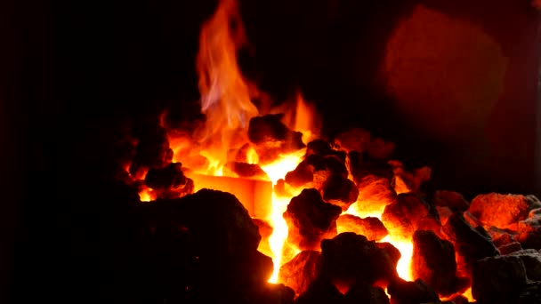 Rozpalone Części Metalowe Piecu Kuźni Której Ogień Płonie Ogrzewanie Metalu — Wideo stockowe