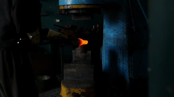 Forge, hőkezelés gyártása és kovácsolás fém alkatrész, gyári, közelkép, lassú mo, forge — Stock videók