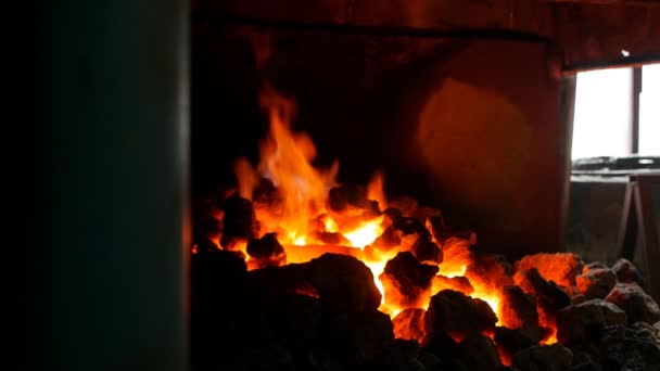 嘘レッドホット金属部品 熱処理の詳細 フォージ スローモーション スミスの石炭と鍛冶場の白熱炉 — ストック動画