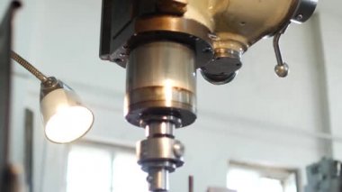 Metal bir makara, bir endüstri, bir kasnak makineleri için bir küçük işletme, endüstri, makine-aracı bir delik delme makinesi matkaplar