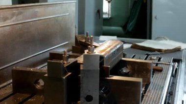 Bir açılış metal bir parça parça ve derlemeler, üretim ve sanayi, makine-aracı imalatı delme makinesi matkaplar