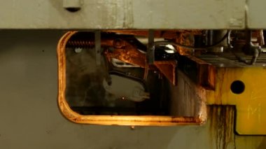 işçi kesme metal üretim otomatik makine aleti, metal kesme, işleme üzerinde çalışmaktadır