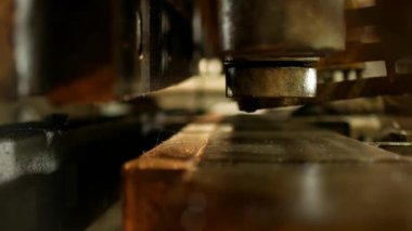 işçi kesme metal üretim otomatik makine aleti, metal kesme, yakın-up üzerinde çalışmaktadır