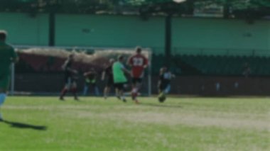 Futbolcu takım arkadaşı top geçer ve o bir top hits ve özlüyor net için arka plan bulanık