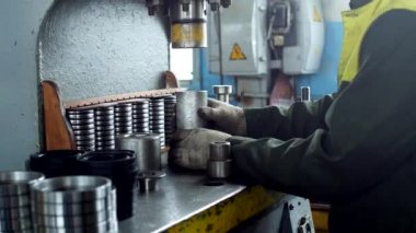 İşçi taşıyan birine basarak makine üzerinde metal bir klibi içinde toplanır, çeviren bitmiş birim, yakın çekim, basın, çalışma