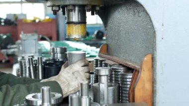 Fabrikada işçi taşıyan bir basın makine kullanarak, hub montaj, makine mühendisliği, yakın çekim, ayarlama için birim montaj hub içine presler