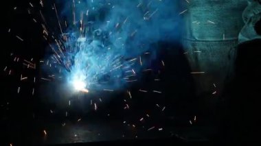 Metal parçaların kaynak, bir sürü yol açtı ve duman, yakın çekim, sanayi, slo-mo,