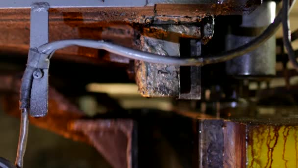 Pracovník se zabývá řezání kovu na produkci automatických obráběcích strojů, obrábění kovů, technologie — Stock video