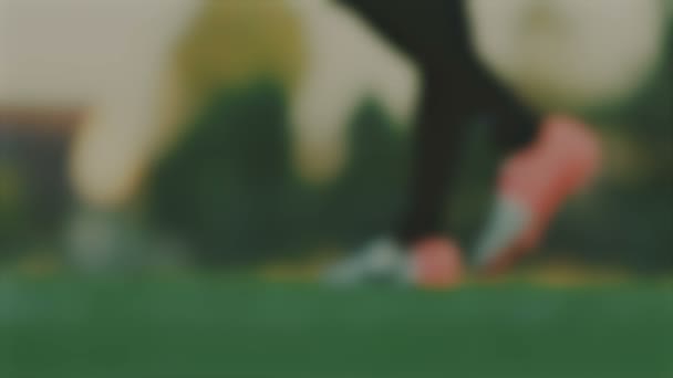 Nogi w butach piłka nożna przejdź na boisku, niewyraźne tło — Wideo stockowe