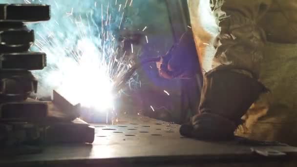 Welder welds metal parts, metal welding, industry and industry, close-up, slow-mo — Stock Video