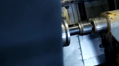 CNC Torna metal iş parçası kasnak, metal işleme, yakın çekim, üretim için modern Torna parçası ortaya çıkarır