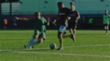 Bek oyuncu slayt mücadele ve ücretsiz tekme ile adil değil paly, futbol oyun, faul için arka plan bulanık