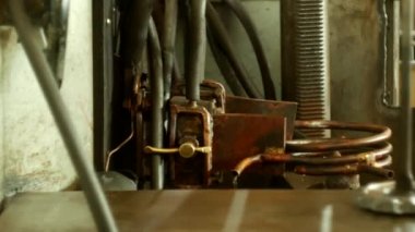 İşçi hazırlar ve makine sertleştirme ve metal parçalar, yakın çekim, bitki, endüstriyel ısıl işlem için ayarlar