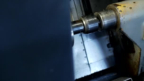 Torno CNC extrae parte de la polea de pieza de trabajo de metal, torno moderno para el procesamiento de metales, primer plano, metal — Vídeo de stock