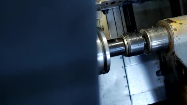 Torno CNC extrae parte de la polea de pieza de trabajo de metal, torno moderno para el procesamiento de metales, primer plano, fabricación — Vídeo de stock