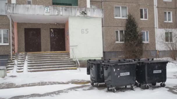 Neue Mülltonnen befinden sich in der Nähe des Eingangs des Mehrfamilienhauses, Container — Stockvideo