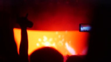 Bobruisk, Belarus - 6 Temmuz 2018: bilinmeyen kişi sürgünler Smartphone cep telefonu ile alternatif rock bı-2 grubu B2 fest, konser sırasında