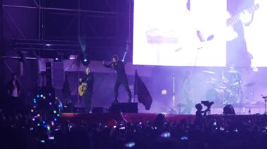 Bobruisk, Beyaz Rusya - 6 Temmuz 2018: Egor Bortnik ve Alexandr Uman sahne alanı'nda alternatif rock bı-2 grubu B2 fest, konser sırasında gerçekleştirmek