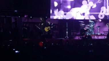 Bobruisk, Beyaz Rusya - 6 Temmuz 2018: vokalist ve gitarist Egor Bortnik ve gitarist Alexandr Uman sahne alanı'nda B2 fest, Bi-2 grubun konser sırasında gerçekleştirmek