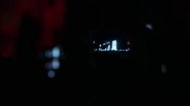 tanımsız adam sürgünler Smartphone ile kalabalık konser Rus alternatif rock bı-2 grubu, B2 fest, yakın çekim, kadar el